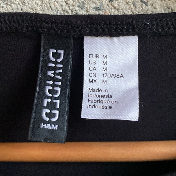 27. NWOT H&M Cross Front Crop - Picture 2 of 5